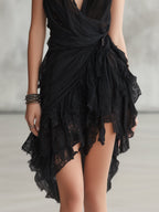 Vestido corto de encaje negro halter de Noura Madrid