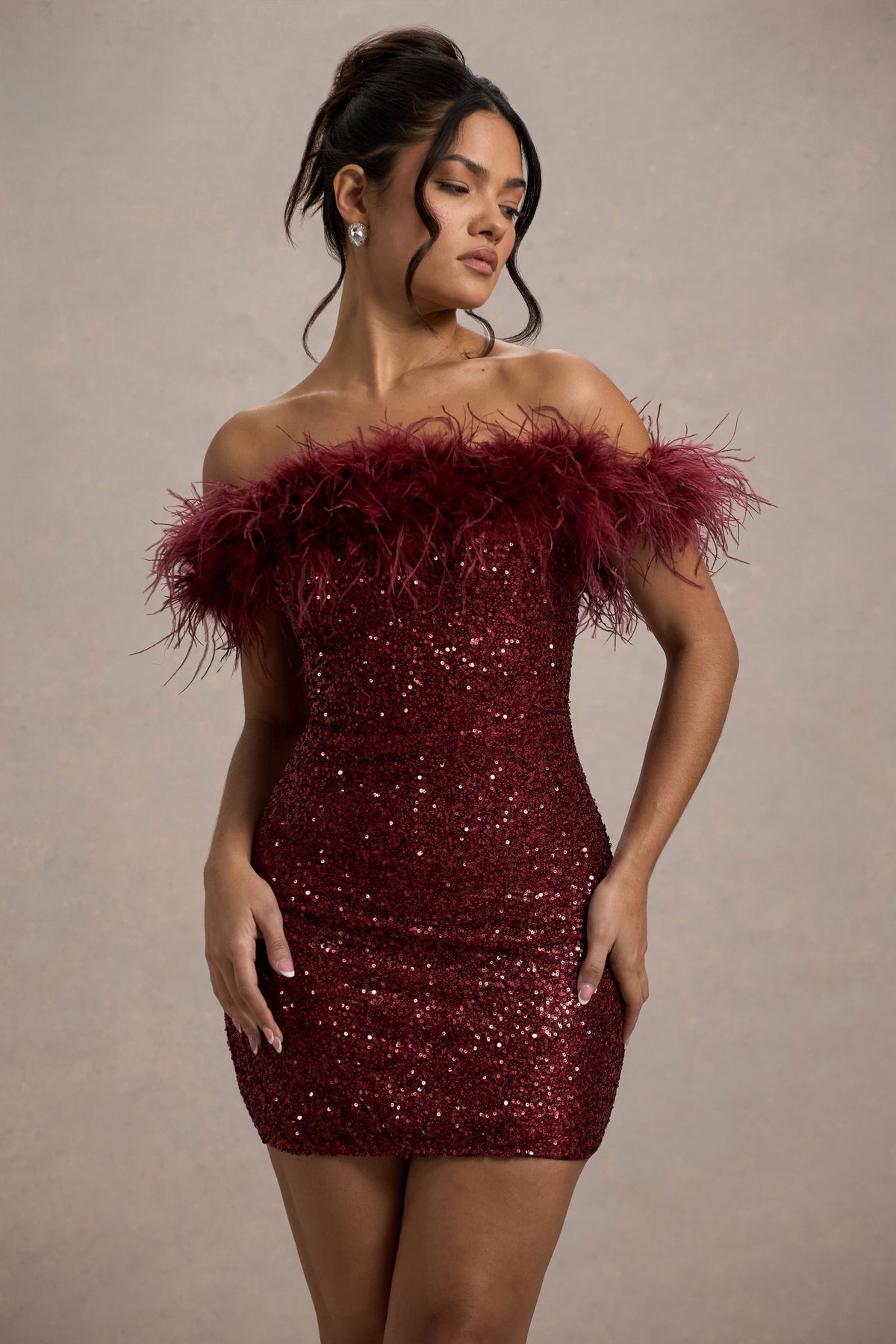 Daniela | Vestido con lentejuelas y plumas