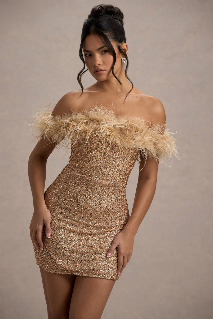 Daniela | Vestido con lentejuelas y plumas