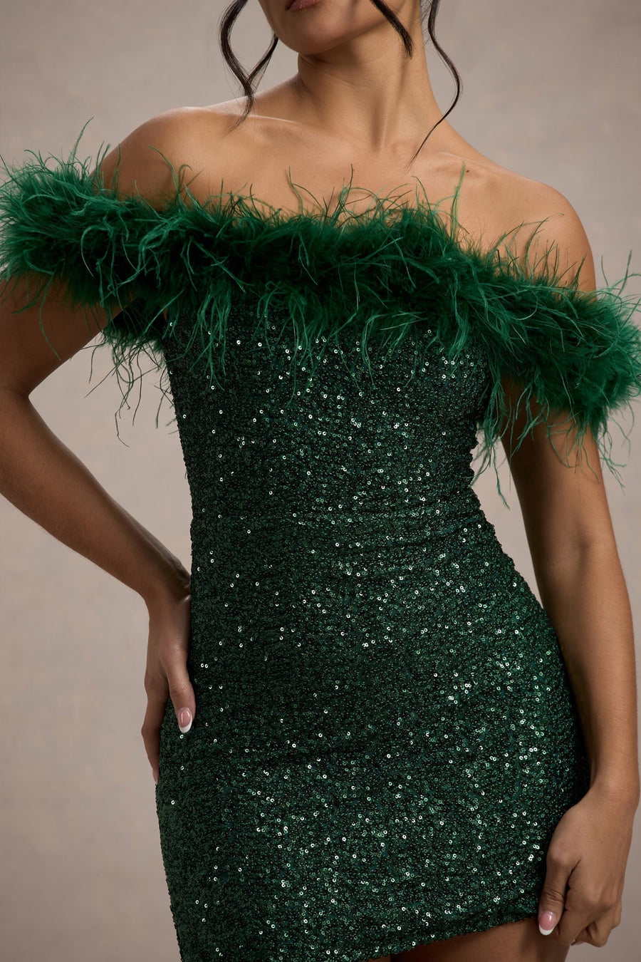 Daniela | Vestido con lentejuelas y plumas